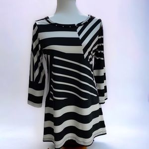 Max & Rina 3/4 sleeve  black & white tunic top.  Size S.